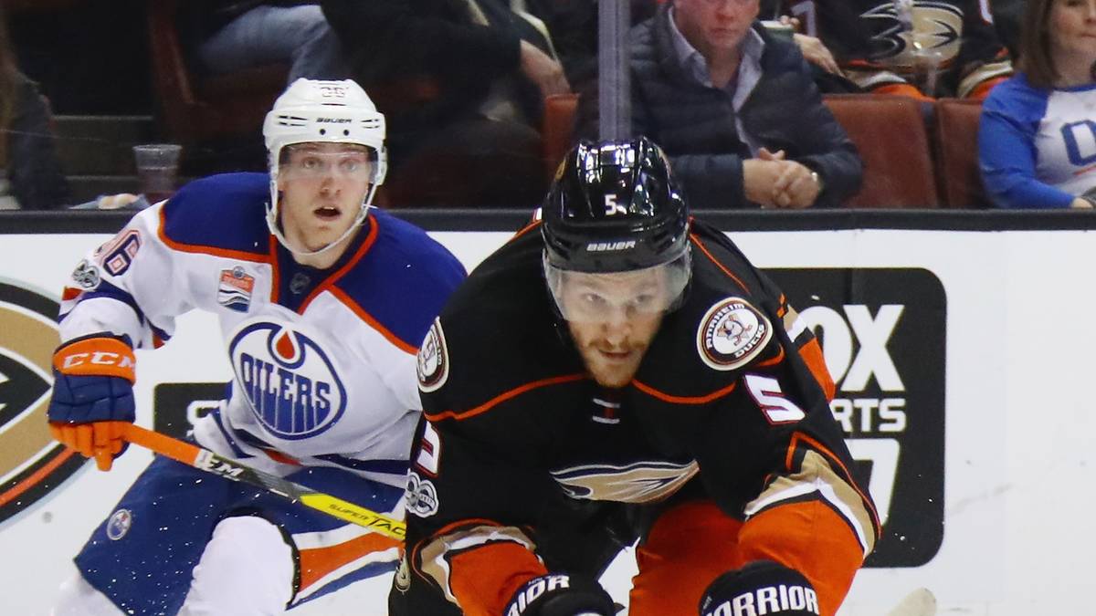 VERTEIDIGUNG - KORBINIAN HOLZER (Anaheim Ducks, NHL): Der gebürtige Münchner stößt nach dem Playoff-Aus der Anaheim Ducks kurz vor dem WM-Start zum DEB-Team. In der NHL kommt er auf 135 Spiele. Das Turnier in Dänemark wird seine insgesamt vierte WM im deutschen Trikot