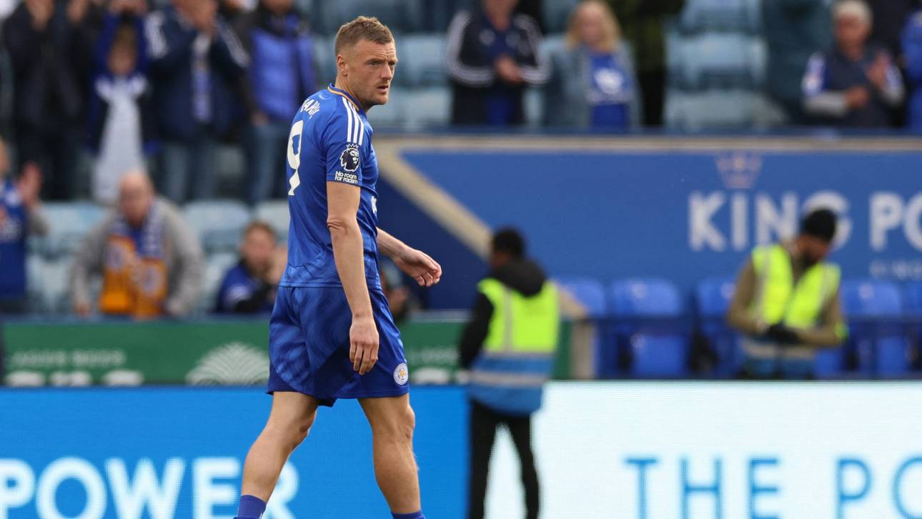 Griff zur Pfeife: Vardy hilft benommenem Schiedsrichter