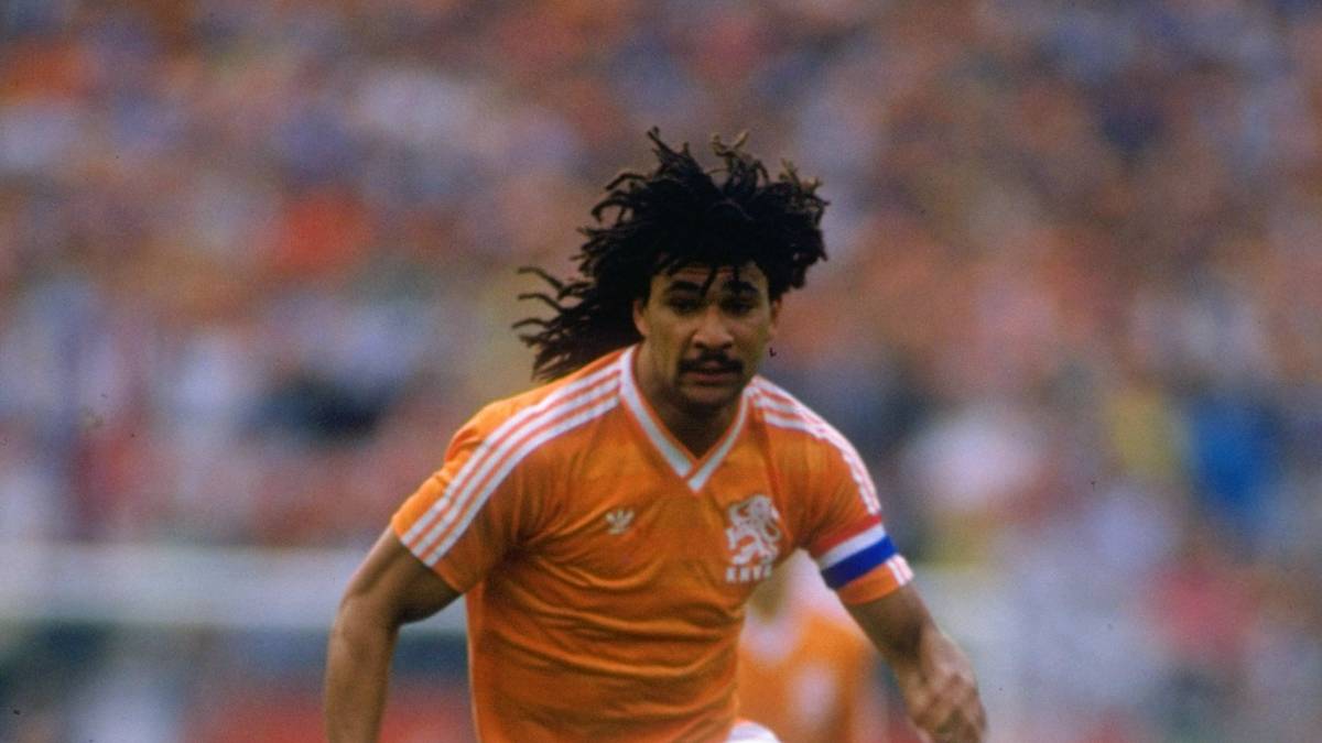 1987: RUUD GULLIT (Niederlande/PSV Eindhoven/AC Mailand): Damit beginnt die Dominanz der Serie A. Gullit führt Eindhoven zum Meistertitel in den Niederlanden, wechselt dann zu Milan. Dort wird der Stratege endgültig zum Weltklasse-Mittelfeldspieler