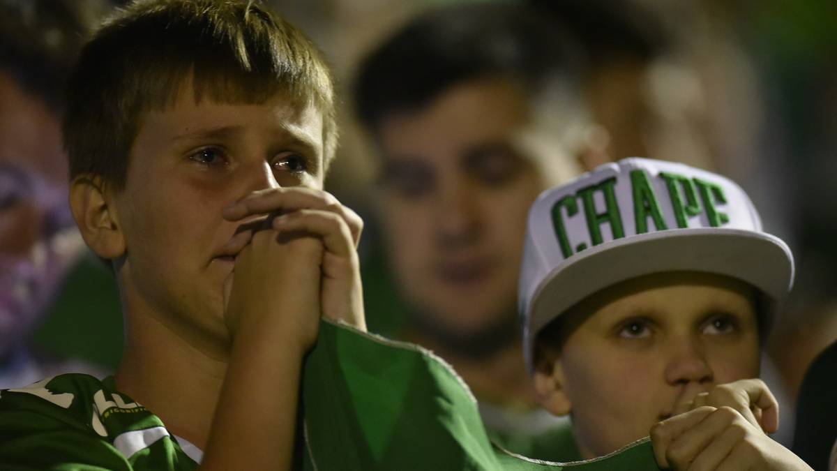 Das Unglück steckt noch immer in den Köpfen von  Fußballfans und Spielern rund um den Globus. 19 Spieler des brasilianischen Erstligaklubs AF Chapecoense kamen bei einem Flugzeugabsturz ums Leben - insgesamt starben 71 Menschen