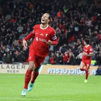 Virgil van Dijk schießt Liverpool in der Nachspielzeit zum Sieg im Carabao-Cup-Finale gegen Chelsea. Der Verteidiger baumt somit eine irre Statistik aus.