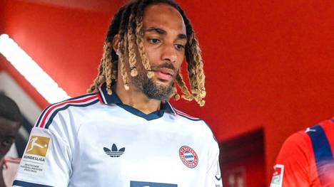 Der FC Bayern hat früh in diesem Sommer erklärt Sacha Boey abgeben zu wollen. Da man keinen Abnehmer gefunden hat, verschafft Max Eberl nun Klarheit, wie man mit seiner Personalie umgeht.