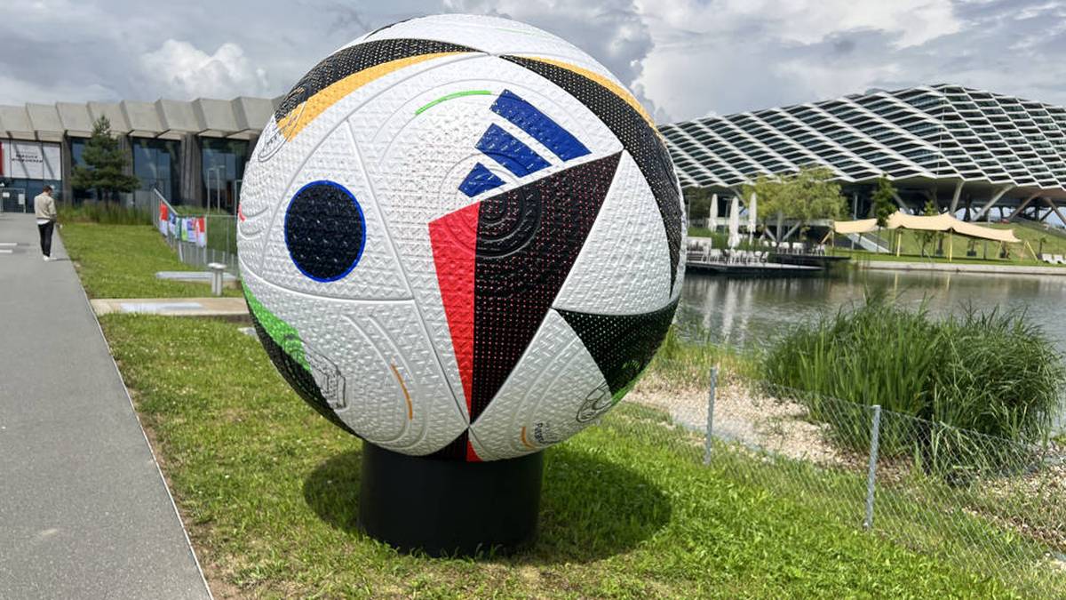 Wir blicken zurück, mit welchen Bällen bei Europameisterschaften ab 1972 gespielt wurde.