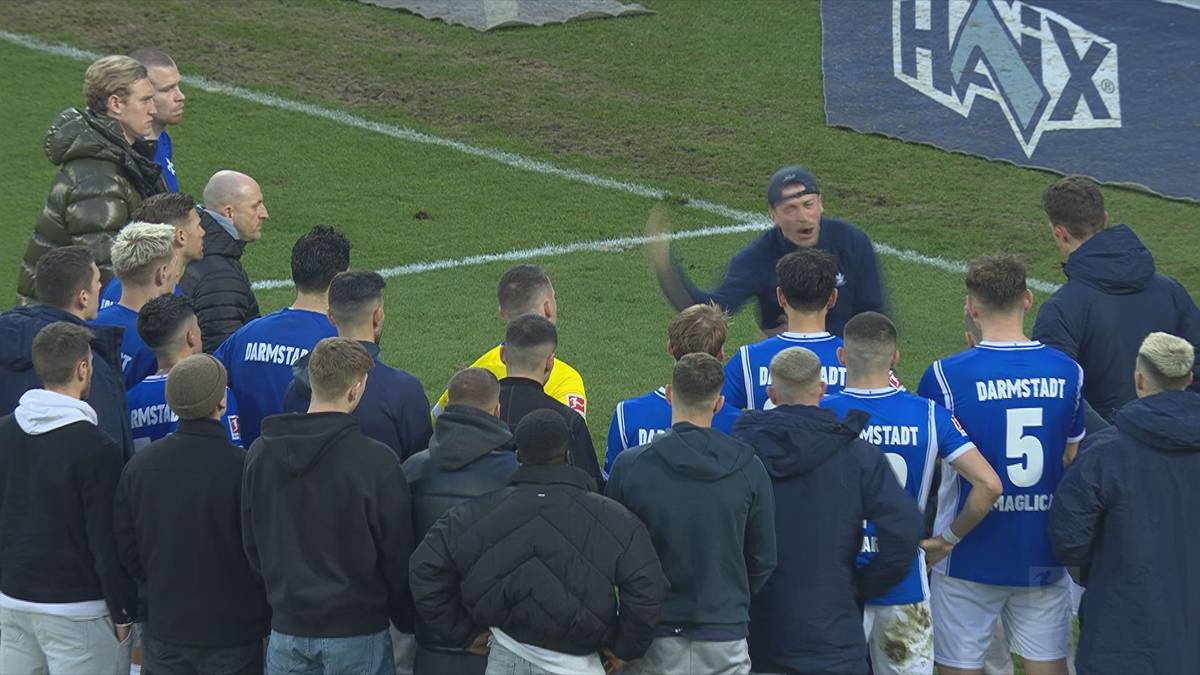 Il Darmstadt 98 ha subito una disastrosa sconfitta per 6-0 nell'importante partita casalinga contro l'FC Augsburg.  Dopo la partita, Ultra presenta la squadra e tiene un discorso emozionante.