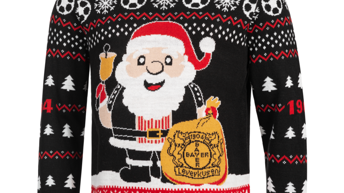 Der Pulli von Bayer 04 Leverkusen hat einen besonderen Hingucker: Das Bayer-Logo auf dem Beutel des Weihnachtsmannes