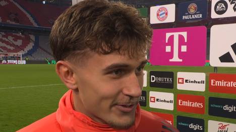 Der 17-jährige Lennart Karl ist der Shootingstar der aktuellen Saison beim FC Bayern München. Tom Bischof lobt die Art seines Teamkollegen. 