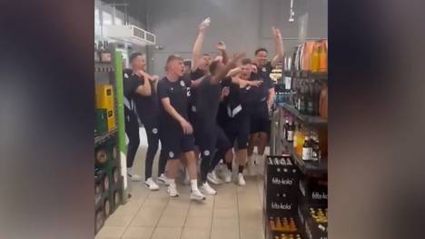 Arminia Bielefeld ist dank der Schützenhilfe von Alemannia Aachen bereits vorzeitig in die zweite Bundesliga aufgestiegen. Die Mannschaft verfolgte das Duell aus der Ferne und feierte an einem dementsprechend kuriosen Ort.