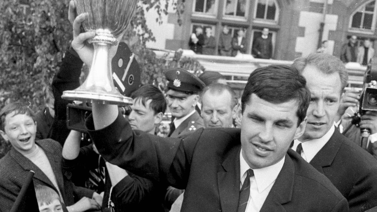 LOTHAR EMMERICH (STURM): Noch eine Legende weit vergangener Tage, zwischen 1960 und 1969 war "Emma" Torgarant mit 126 Treffern in 215 Ligaspielen. War auch ein früher Typ, der ausgelassen jubelte und lockere Sprüche klopfte ("Gib mich die Kirsche!")