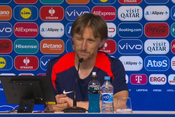 Rührend! Reporter würdigt Modric - Pressesaal applaudiert