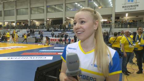 Anna Pogany und der SSC Palmberg Schwerin feiern einen überzeugenden Sieg gegen Topgegner SC Potsdam. Im Anschluss an die Partie verteilt die Kapitänin ein Extralob.