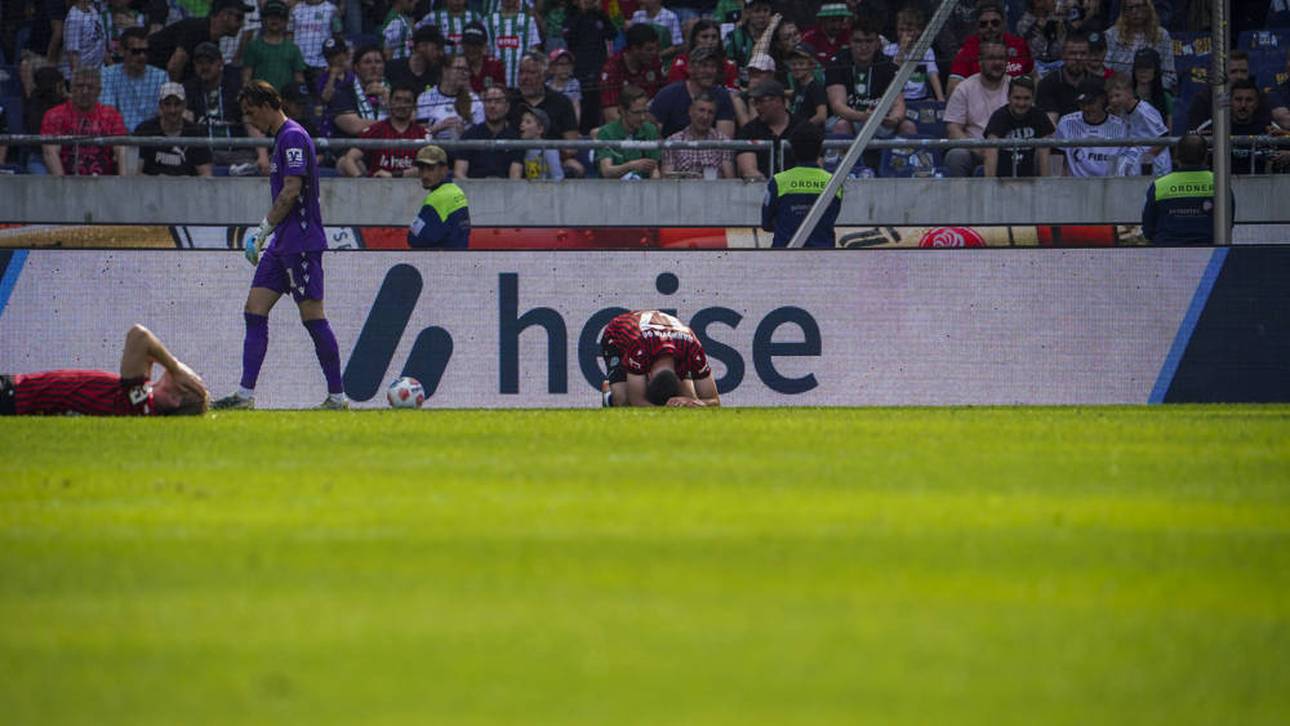 Die Spieler von Hannover 96 sind nach dem 3:3 niedergeschlagen 