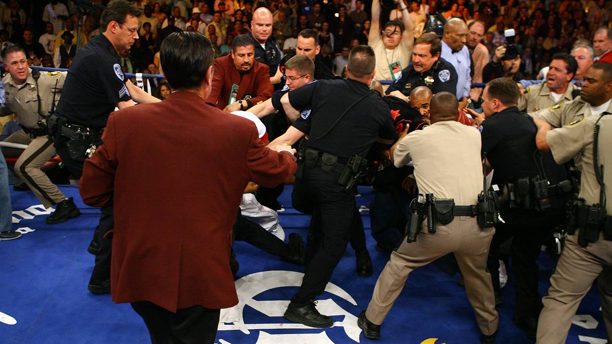 Als der in der zehnten Runde einen Tiefschlag anbringt und auf Mayweathers Hinterkopf einschlägt, eskaliert die Lage: Die Betreuerteams der beiden Boxer werden gegeneinander handgreiflich, der Sicherheitsdienst muss eingreifen
