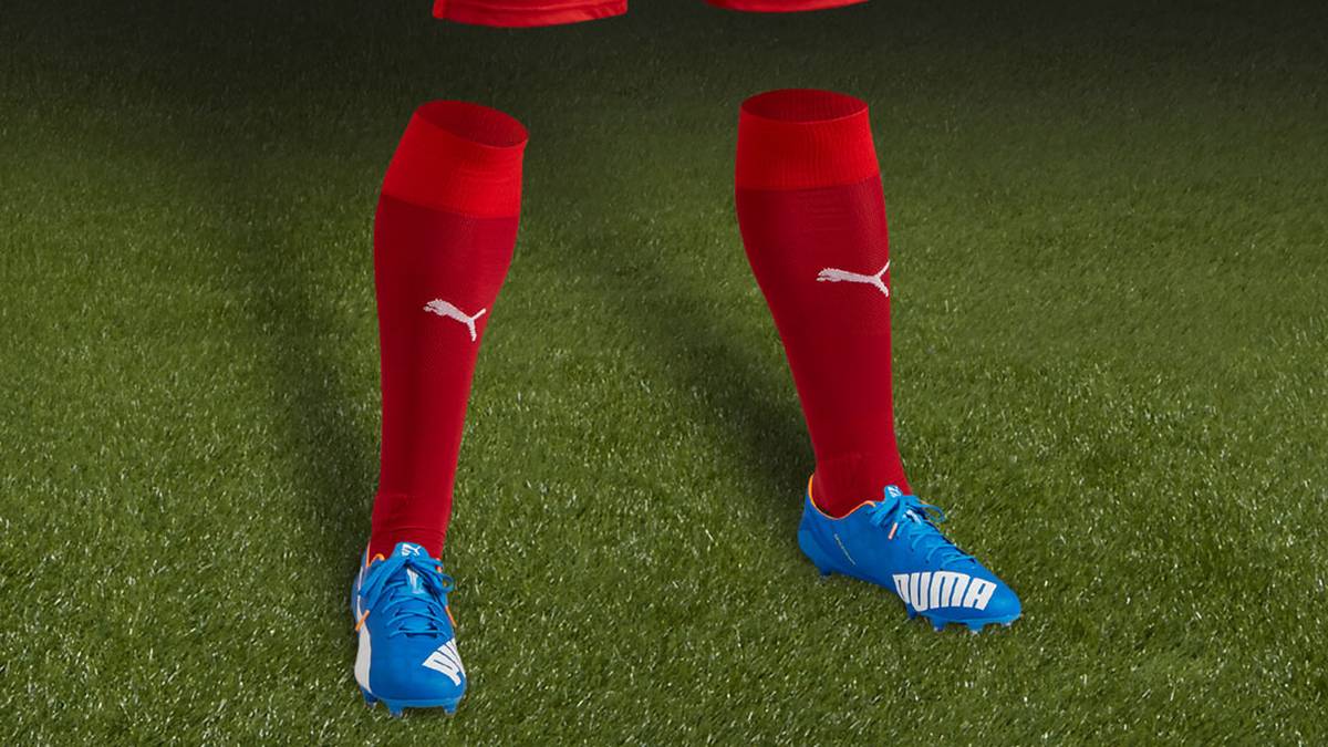 Das leichte Weinrot dürfte die Traditionalisten unter den Trikotliebhabern aber eher ansprechen als die kroatische Variante