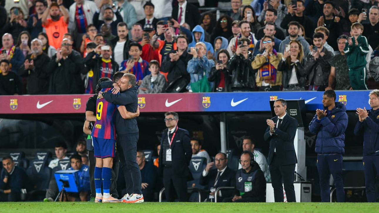 Hansi Flick umarmt Robert Lewandowski bei seinem letzten Heimspiel in Barcelona