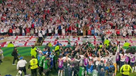 Nach dem Krimi gegen Mexiko im Aztekenstadion feiert die englische Nationalmannschaft gemeinsam mit ihren Anhängern den Sieg. Spieler und Fans singen gemeinsam einen bekannten Kult-Hit - und sorgen für echte Gänsehaut-Atmosphäre.
