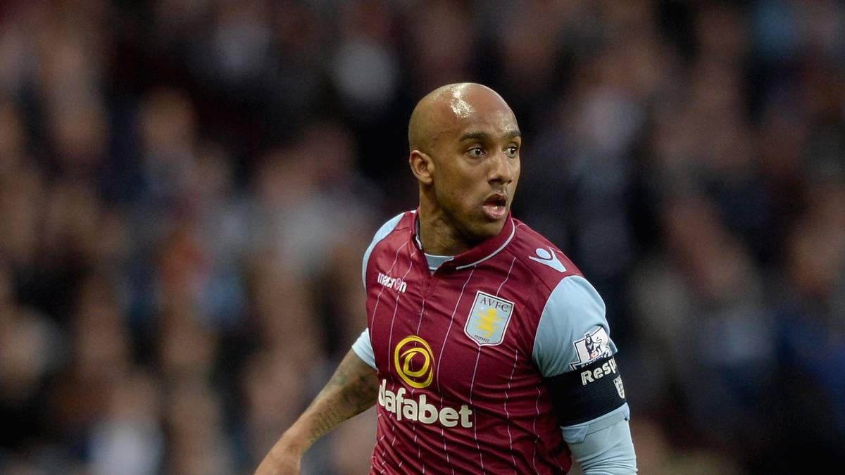 Auch Fabian Delph, Astons Kapitän und 1:0-Torschütze, ärgert sich: Ein Fan hätte ihn gebissen, zudem sei ihm seine Spielführerbünde geklaut worden