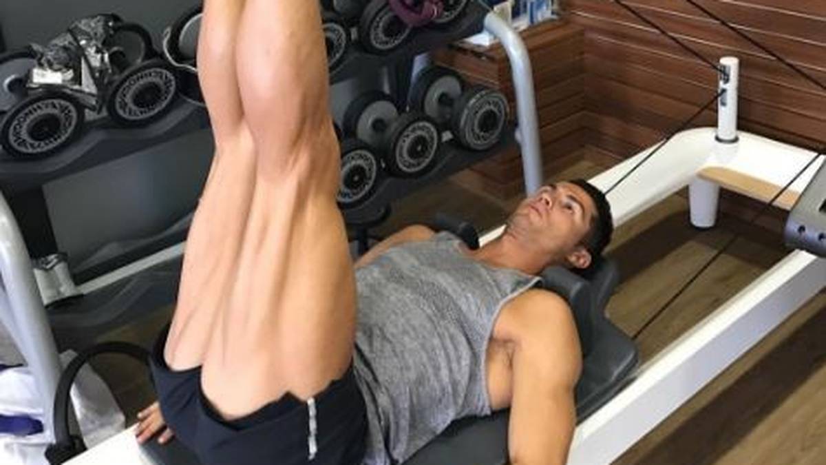 Auch nach seinem Tor gegen Borussia Dortmund ist CR7 nicht satt. Der nimmermüde Portguiese schuftet an seinem freien Tag im heimischen "Gym". Zu dem Foto bei Instagram schreibt er: "Das ist mein Leben!" 