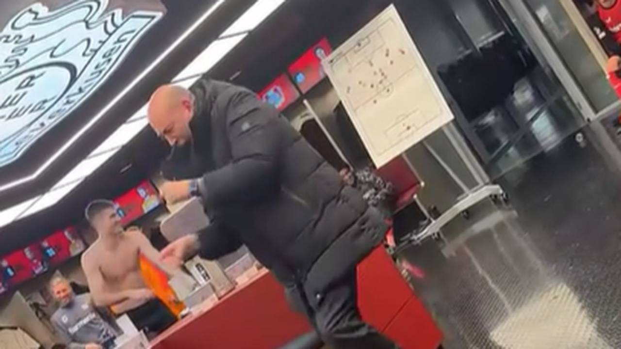 Fernando Carro tanzt in der Bayer-Kabine nach Sieg gegen Inter
