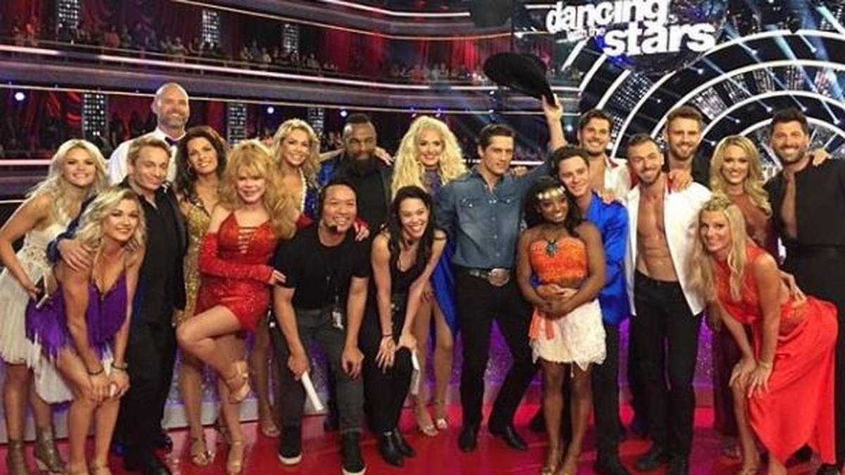 Biles hat ihr Rhythmusgefühl vor ihrem Cheerleader-Auftritt schon einmal vor großem Publikum präsentiert. Bei der TV-Show "Dancing with the stars" tanzte sie zusammen mit ihrem Partner Sasha Farber um die Wette