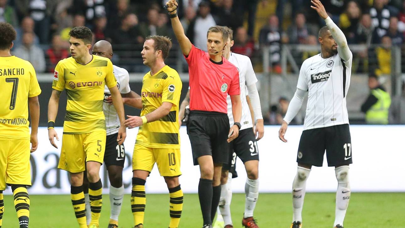 Schiedsrichter Robert Hartmann beließ es bei Gelb für Marc Bartra