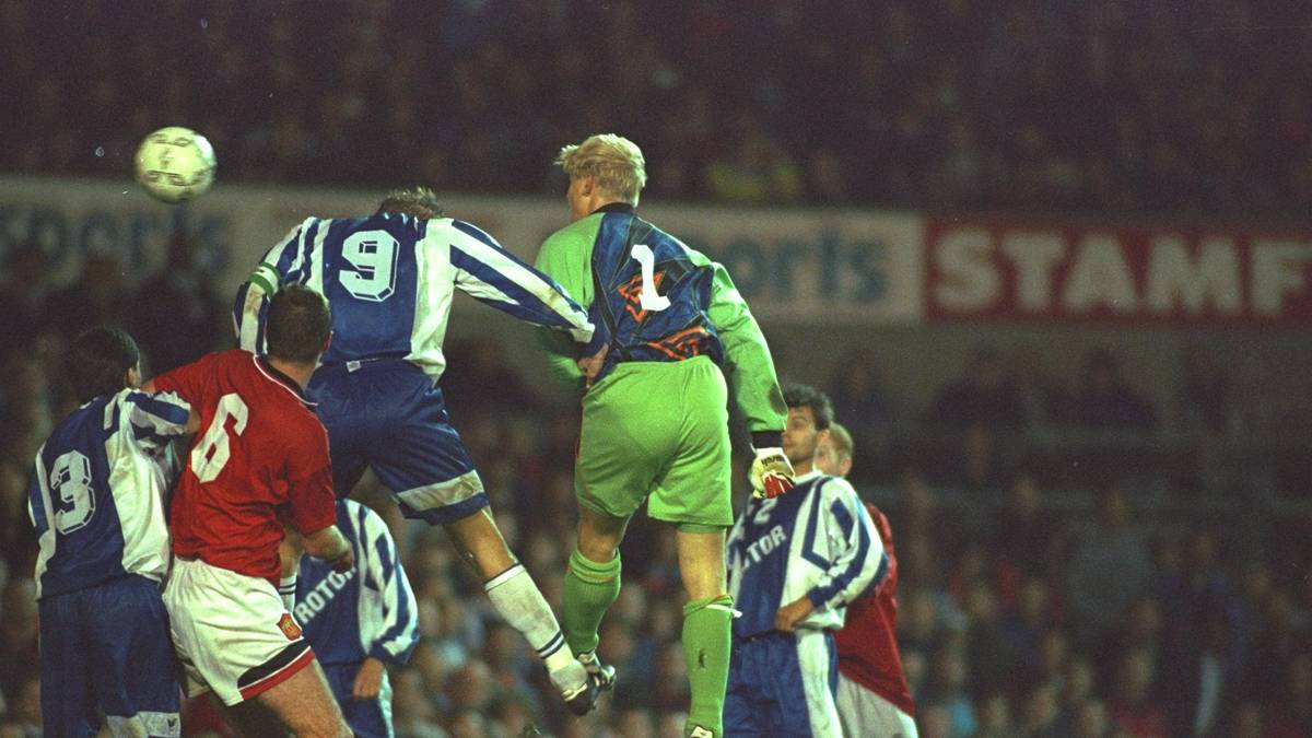 Der Däne Peter Schmeichel (M.) erzielt zwei Tore aus dem laufenden Spiel heraus. Für Manchester United trifft er im UEFA-Cup, für Aston Villa in der Meisterschaft. Ein weiteres Schmeichel-Tor wird wegen Abseits aberkannt - zu Unrecht