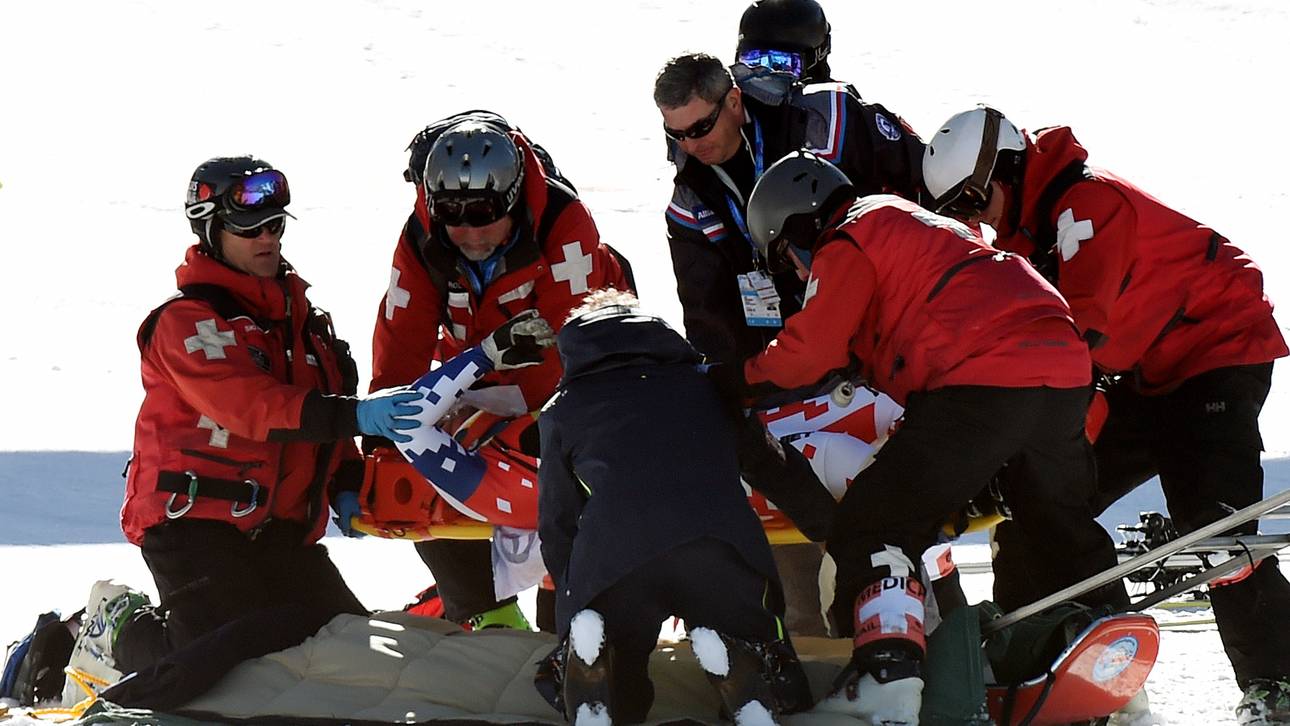 Ondrej Bank wird nach seinem schweren Sturz sofort ärztlich versorgt