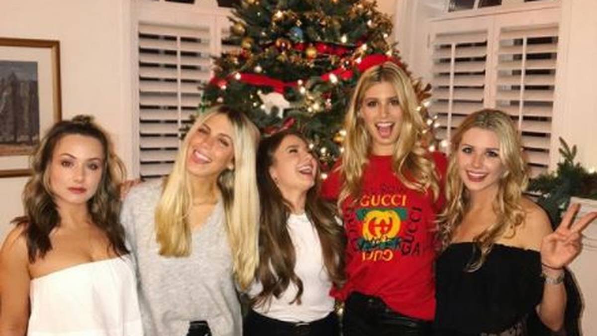 Zum Familienfest sind auch ihre Schwestern Charlotte (r.) und Beatrice (2.v.l.) sowie ihre Cousinen Celeste (l.) und Mimi (M.) mit von der Partie