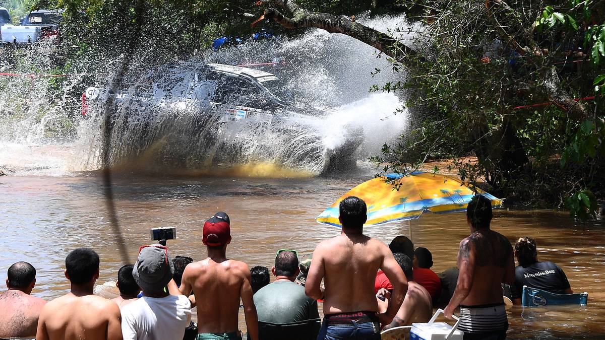 Abkühlung gefällig? In Paraguay herrschen zu Rallye-Beginn Temperaturen von bis zu 38 Grad. Da kommt den Zuschauern ein kühles Bad gerade recht