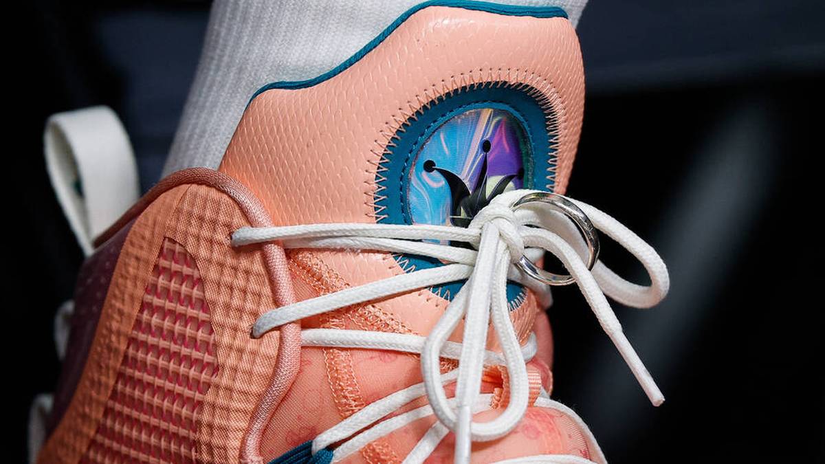Nuggets-Superstar Nikola Jokic trägt bei seinen Spielen in der NBA seinen Ehering am Schuh.