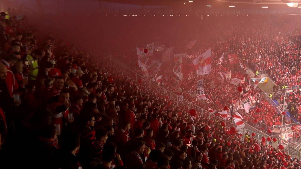 Aus blau wird rot! Gäste-Fans kapern Bundesliga-Stadion