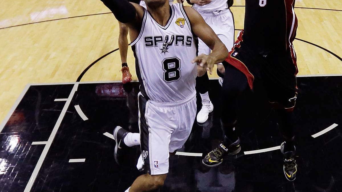 RANG 5 - MIAMI HEAT vs. SAN ANTONIO SPURS: Zum Ende seiner Big-Three-Zeit in Miami bekommt es LeBron James gleich zweimal mit den starken Spurs zu tun. 2013 rettet Ray Allen den "King" mit seinem Dreier in Spiel 6, im Jahr darauf kassiert James mit den Heat aber eine klare 1:4-Klatsche und kehrt nach Cleveland zurück. Für die Spurs ist es Titel Nummer fünf seit 1999