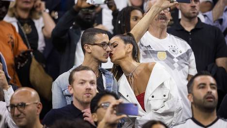 Izabel Goulart, Freundin von DFB-Torhüter Kevin Trapp, hat auch beim WM-Vorrundenspiel der deutschen Nationalmannschaft gegen Spanien mit diesem Bild für Aufsehen gesorgt.