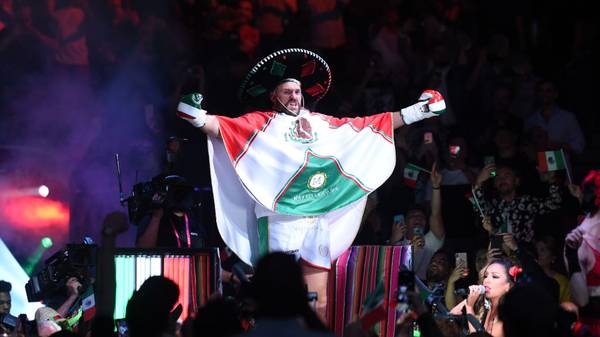 Tyson Fury lief in einem mexikanischen Festumhang zum Ring