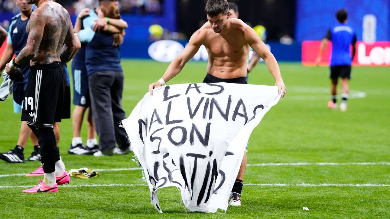 Argentinier feiern mit brisantem Banner