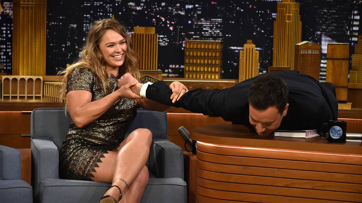 Auch in den großen Talkshows der USA geht Rousey mittlerweile ein und aus. Hier nimmt sie Jimmy Fallon in der "The Tonight Show" in den Armbar