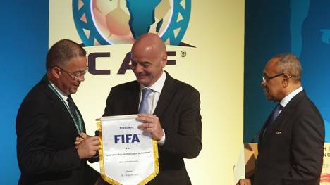 Marokkos Verbandspräsident Fouzi Lekjaa (l.) mit FIFA-Boss Gianni Infantino 