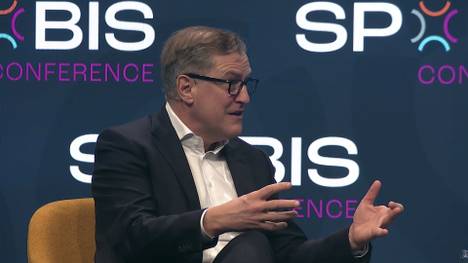 Auf der SPOBIS sind Jan-Christian Dreesen, Vorstandsvorsitzender des FC Bayern München, und Bjørn Gulden, CEO von Adidas, zu Gast. Auf der Messe sprechen sie über das Trikot des deutschen Rekordmeisters sowie über Thomas Müller in seiner Rolle als Produkttester.