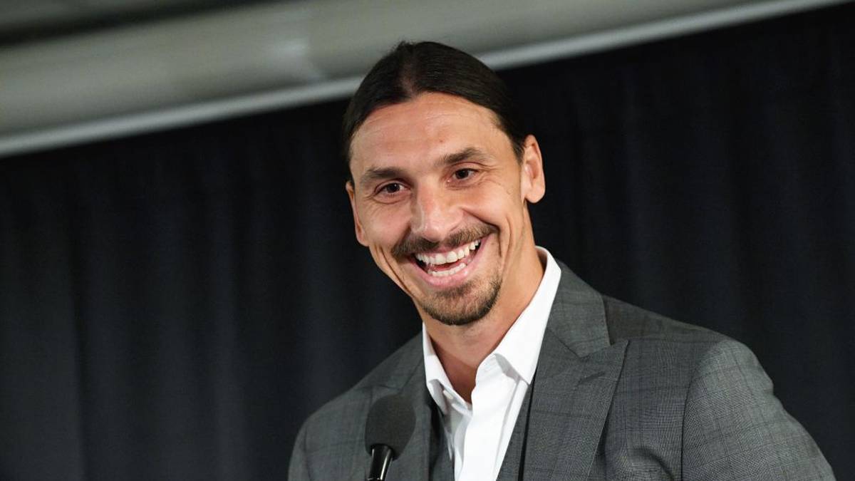 "Die Statue ist ein Symbol für alle da draußen, die sich nicht willkommen fühlen, die nicht das Gefühl haben, hinein zu passen, die anders aussehen, dass alles möglich ist. Ich bin für alle da draußen der lebende Beweis dafür", sagte Ibrahimovic gewohnt selbstbewusst. "Manche Spieler bekommen Trophäen, andere bekommen Statuen. Und einige bekommen beides"