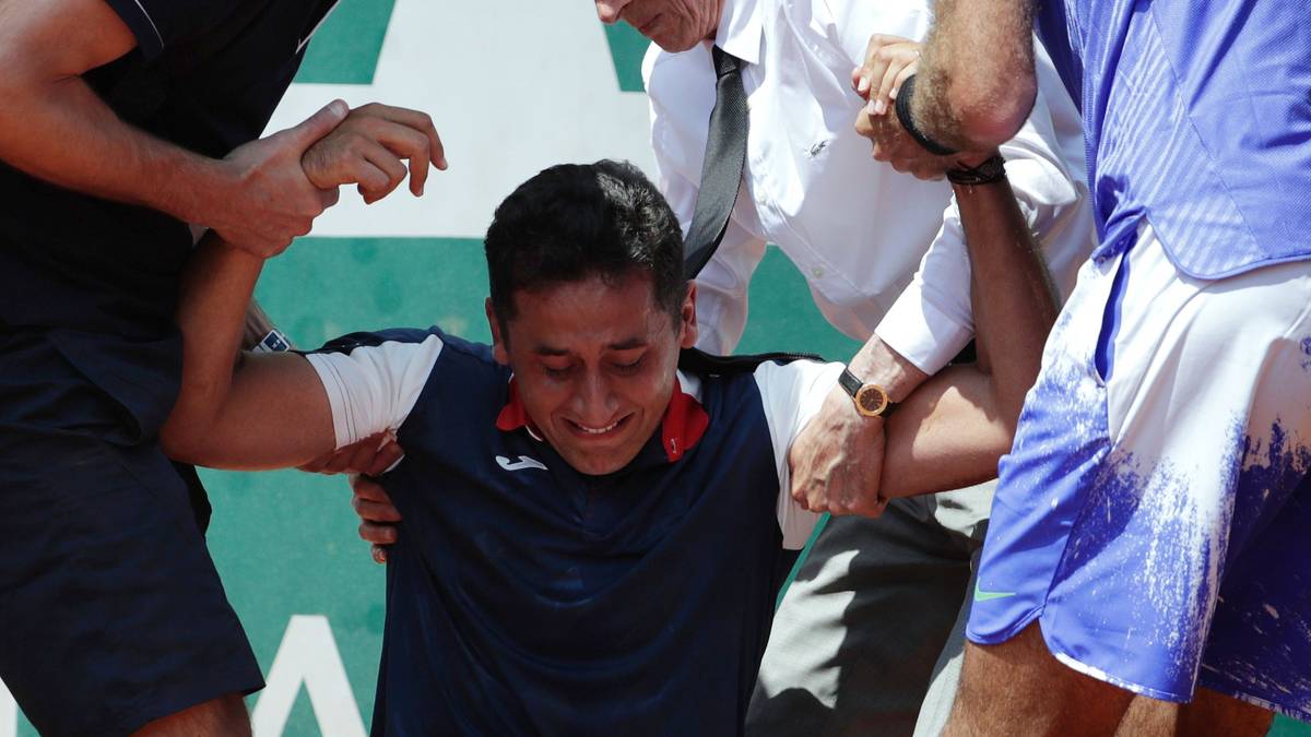 JUAN MARTIN DEL POTRO: Bei den laufenden French Open knickt der Spanier Nicolas Almagro in der zweiten Runde gegen Juan Martin Del Potro mit einer Knieverletzung ein. Almagro liegt auf dem Boden, schreit und weint vor Schmerzen. Und der erste, der sich zur Erstversorgung um den Patienten kümmert, ist Kontrahent Del Potro