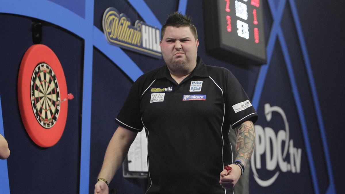 ... Michael Smith. Entgegen des Blickes vom ehemaligen Juniorenweltmeister läuft es ganz gut. Der Bully Boy wirft im Schnitt 101 Punkte und steht als erster Spieler im Achtelfinale