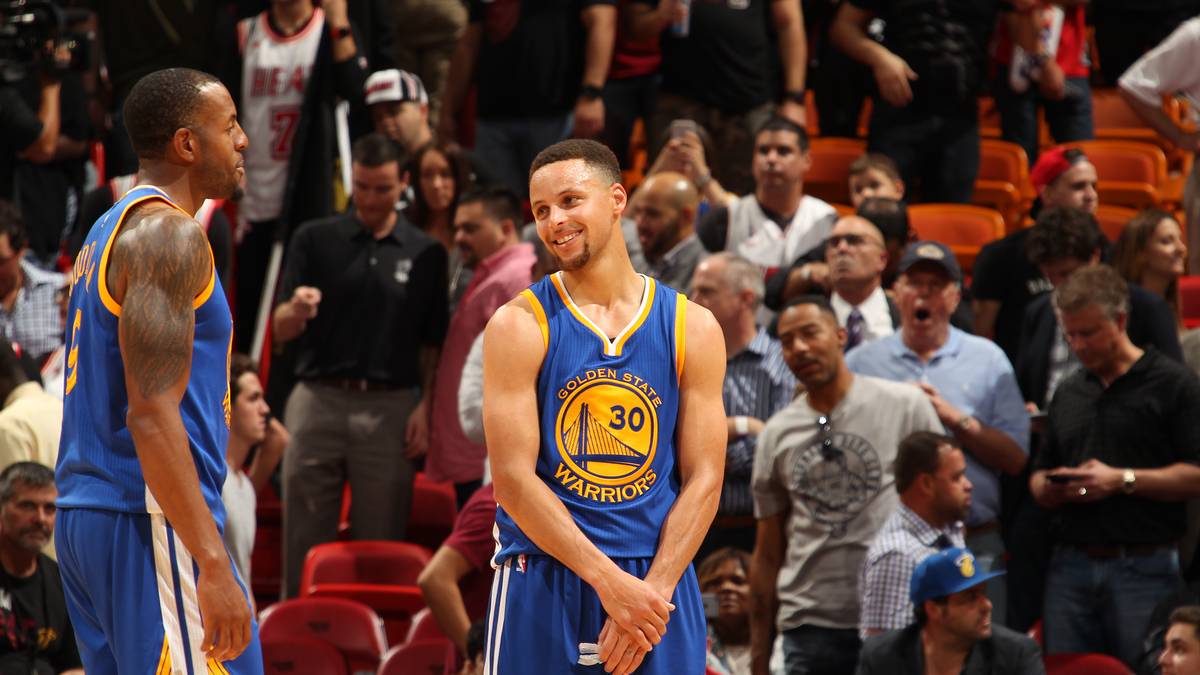 Verschmitztes Lächeln vom MVP. Curry trifft auch im 127. Spiel in Folge einen Dreier - Rekord!