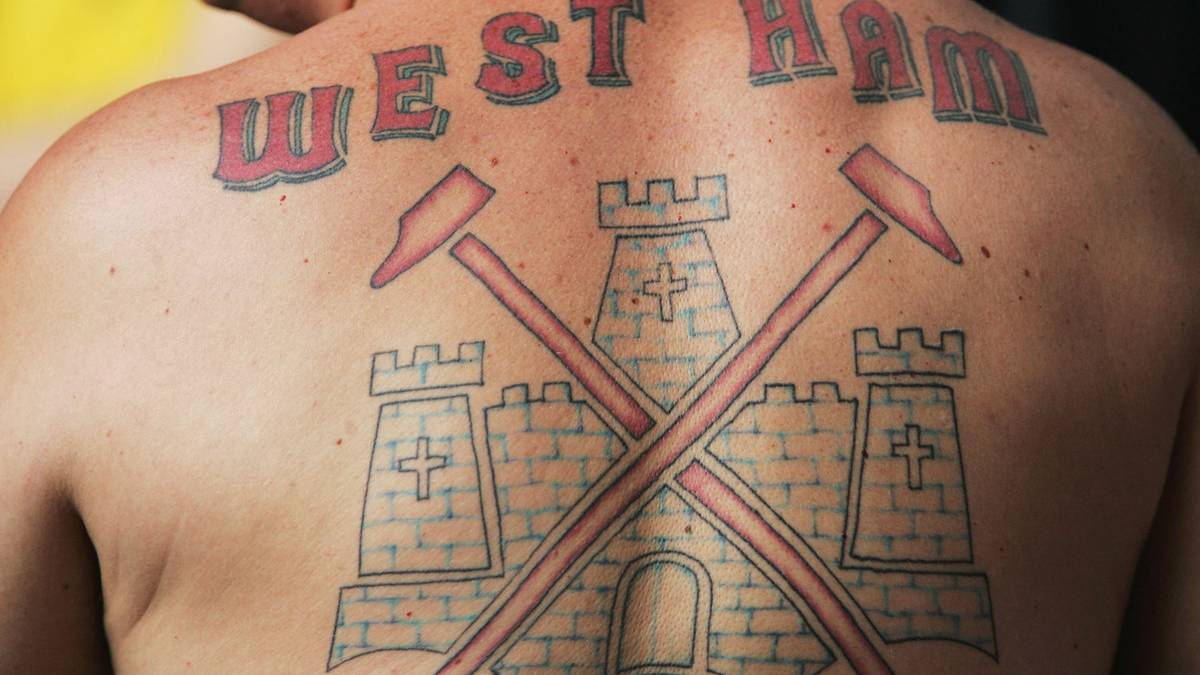 West Ham in Übergröße auf dem Rücken. Das Vereinswappen der "Irons" setzt sich aus zwei Hämmern, die eine Werft in der Nähe des Gründungsortes symbolisiert und der Burg "Boleyn Castle" zusammen  