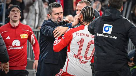 Union-Coach Nenad Bjelica erlaubt sich gegen den FC Bayern einen bösen Ausraster. Der Kroate langt Leroy Sané gleich zweimal ins Gesicht. Ist der Trainer für Union Berlin noch tragbar?
