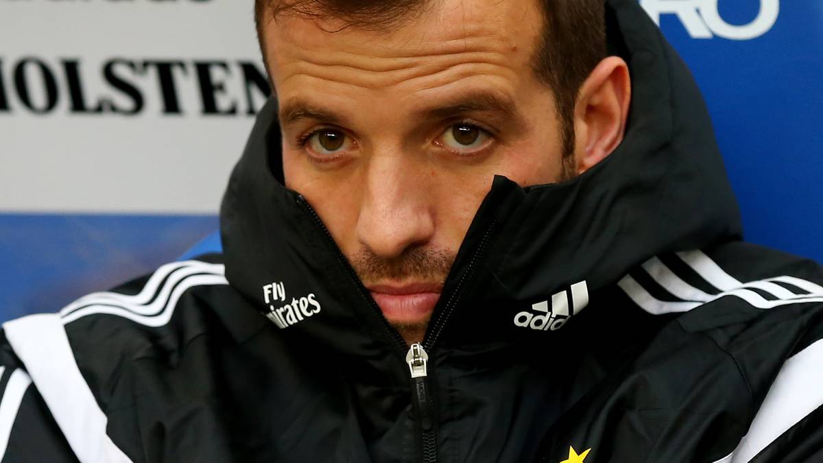 Viele geben van der Vaart die Schuld an der sportlichen Krise beim HSV. In der Rückrunde wird er dann sogar auf die Bank gesetzt. Früh wird klar, dass dies die letzte Saison von van der Vaart beim HSV sein wird