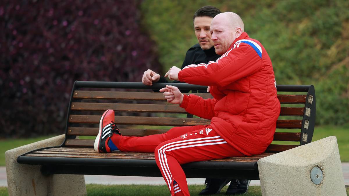 Kroatiens Nationalcoach Niko Kovac nutzt die Gelegenheit für einen Plausch mit Bayerns Sportvorstand Matthias Sammer