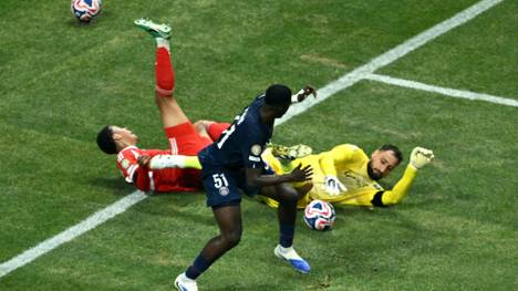 Gianluigi Donnarumma prallte mit Jamal Musiala zusammen