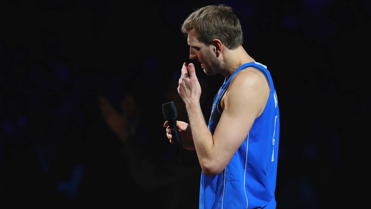 Die Halle erhebt sich anschließend und skandiert seinen Namen. Die Standing Ovations wollen gar nicht enden - ein Abschied voller Emotionen