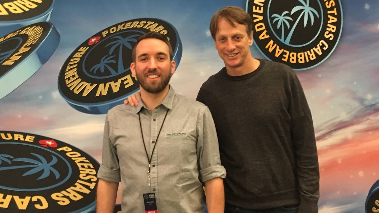 SPORT1-Reporter Sebastian Mittag (l.) sprach Tony Hawk auf den Bahamas