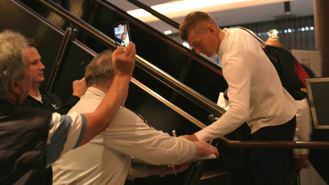 Von Fans empfangen! DFB-Team in München angekommen
