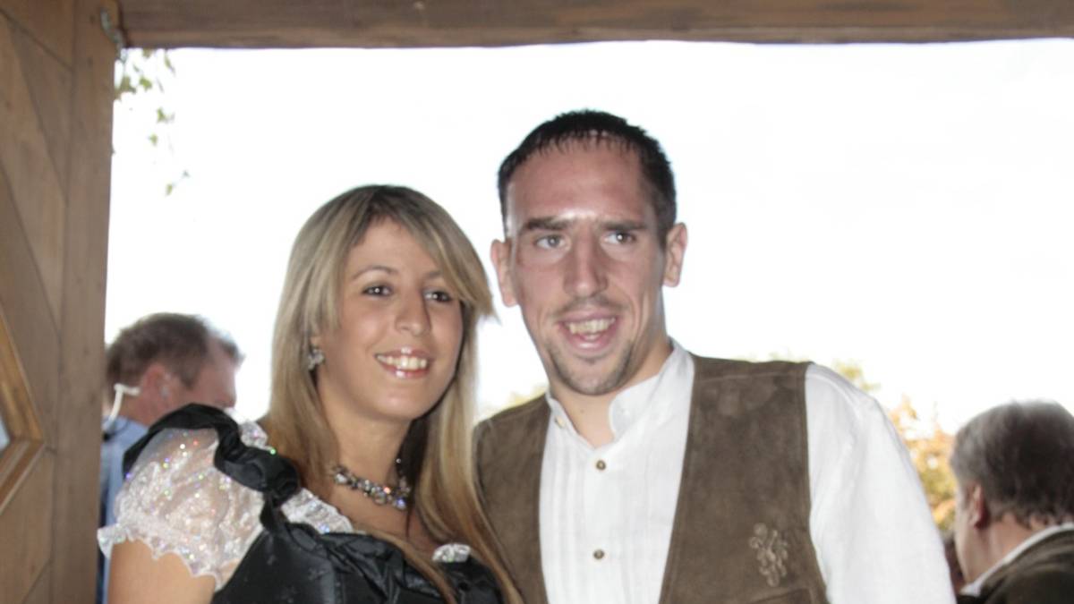 Mit nach München brachte Ribéry auch die Liebe seines Lebens, seine in Algerien geborene Frau Wahiba. Die beiden kennen sich seit ihrer Jugendzeit, haben mittlerweile zwei Töchter und zwei Söhne - sie verzieh ihm auch eine berühmte Affäre, von der hier noch zu reden sein wird ...